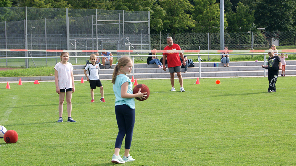 Kinder auf dem Faustballplatz