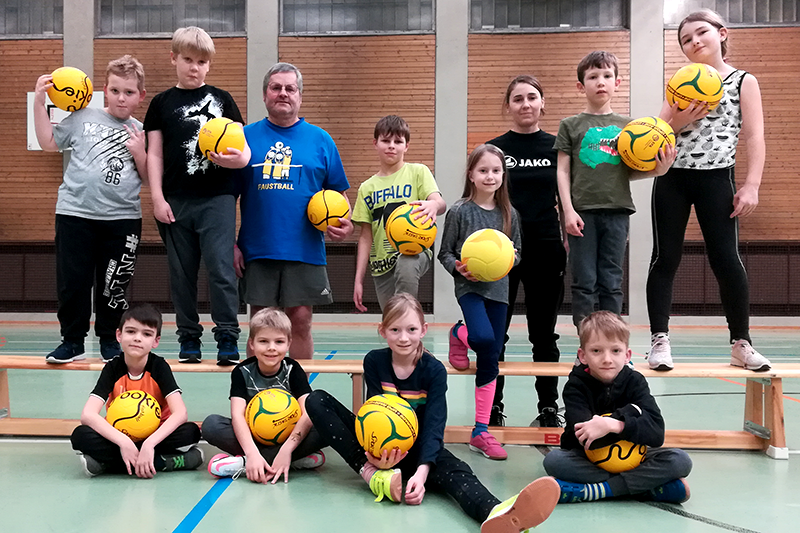 Faustball-Kids im TuS Freiberg freuen sich über die neuen Kinderfaustbälle!