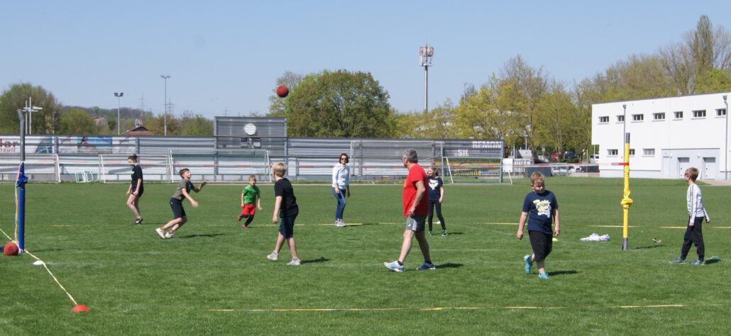 Anfausten 2022 Spiel auf dem Feld in gemischter Runde